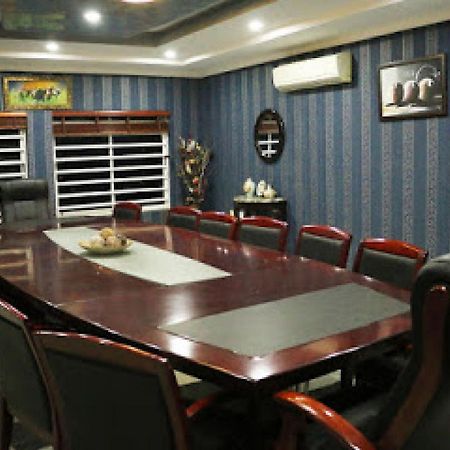 Room In Lodge - All Seasons Hotel-אוורי מראה חיצוני תמונה
