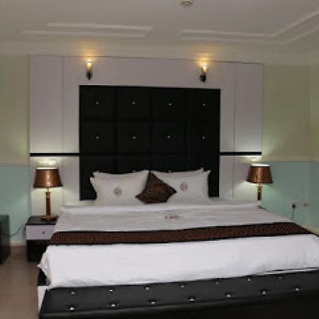 Room In Lodge - All Seasons Hotel-אוורי מראה חיצוני תמונה