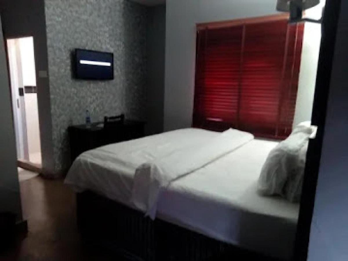 Room In Lodge - All Seasons Hotel-אוורי מראה חיצוני תמונה