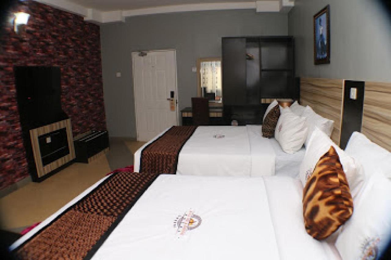 Room In Lodge - All Seasons Hotel-אוורי מראה חיצוני תמונה